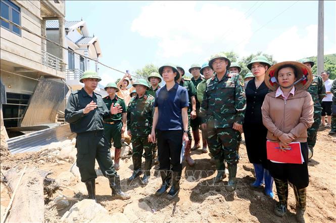 Bí thư Tỉnh ủy Sơn La Hoàng Quốc Khánh và Trung tướng Phạm Đức Duyên, Chính ủy Quân Khu 2, kiểm tra, đôn đốc công tác khắc phục hậu quả lũ ống, lũ quét tại xã Chiềng Sơ. Ảnh: Quang Quyết - TTXVN