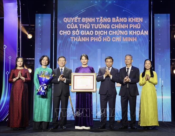 Phó Thủ tướng Hồ Đức Phớc (thứ 3, từ trái sang) trao Bằng khen của Thủ tướng Chính phủ cho Sở Giao dịch Chứng khoán TP. Hồ Chí Minh. Ảnh: Hứa Chung-TTXVN