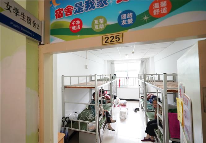 Người dân sơ tán tránh lũ lụt tại một trường học ở Bắc Kinh, Trung Quốc ngày 27/7/2025. Ảnh: THX/TTXVN