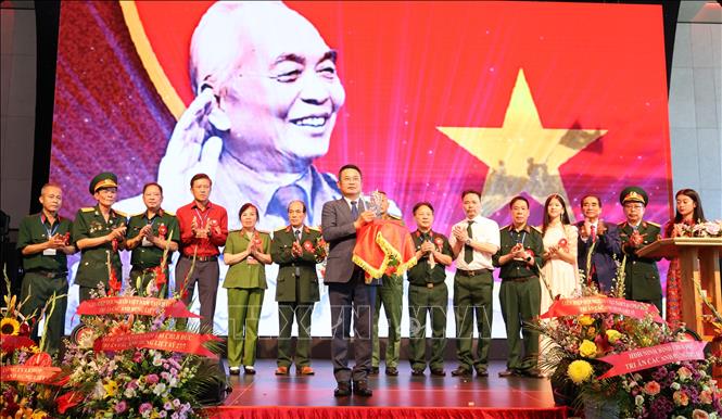 Ông Nguyễn Quang Anh, Chủ tịch Hội Cựu chiến binh Việt Nam tại CHLB Đức nhận hoa và kỷ niệm chương của Gia đình Đại tướng  Nguyên Giáp. Ảnh: Thu Hằng - PV TTXVN tại Đức
