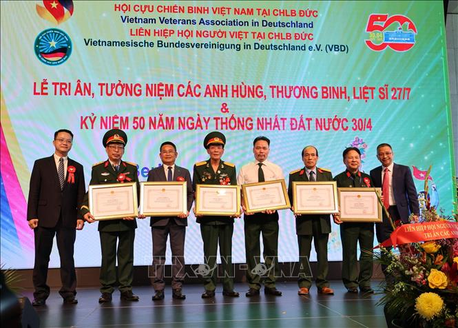 Đại diện các hội cựu chiến binh và cựu quân nhân Việt Nam tại Đức nhận Bằng khen của Đại sứ quán Việt Nam. Ảnh: Thu Hằng - PV TTXVN tại Đức