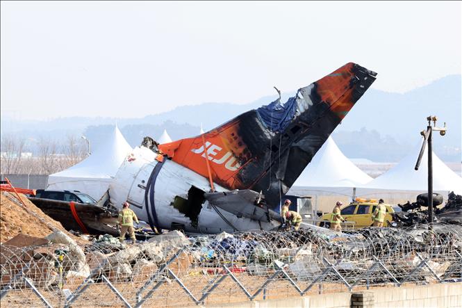 Hiện trường vụ tai nạn máy bay của hãng hàng không Jeju Air tại sân bay Muan, Hàn Quốc. Ảnh: Yonhap/TTXVN