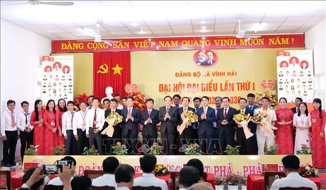 Ông Trần Lưu Quang, Bí thư Trung ương Đảng, Trưởng Ban Chính sách, chiến lược Trung ương chức mừng Ban chấp hành Đảng bộ xã Vĩnh Hải ra mắt Đại hội. Ảnh: Công Thử - TTXVN
