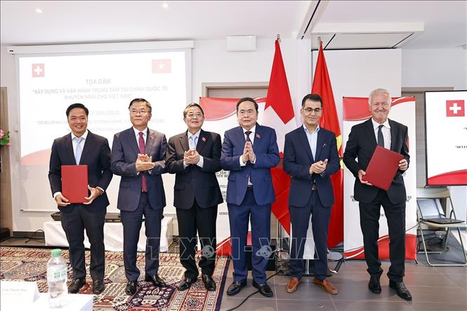 Chủ tịch Quốc hội Trần Thanh Mẫn chứng kiến Lễ trao biên bản ghi nhớ về hợp tác phát triển trung tâm tài chính quốc tế giữa Cục Đầu tư nước ngoài (Bộ Tài chính Việt Nam) và Hiệp hội Công nghệ tài chính Thụy Sĩ (Fintech Thụy Sĩ). Ảnh: Doãn Tấn – TTXVN