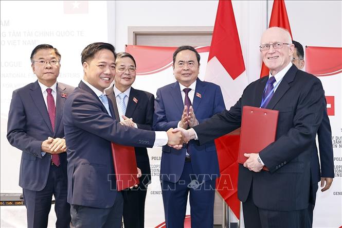 Chủ tịch Quốc hội Trần Thanh Mẫn chứng kiến Lễ trao biên bản ghi nhớ về hợp tác phát triển trung tâm tài chính quốc tế giữa Cục Đầu tư nước ngoài (Bộ Tài chính Việt Nam) và Hiệp hội Công nghệ tài chính Thụy Sĩ (Fintech Thụy Sĩ). Ảnh: Doãn Tấn – TTXVN