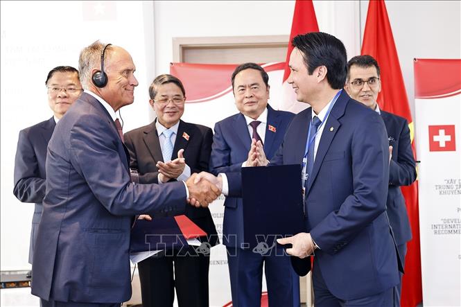 Chủ tịch Quốc hội Trần Thanh Mẫn chứng kiến Lễ trao biên bản ghi nhớ hợp tác giữa Ngân hàng Phát triển Việt Nam (VDB) và Công ty Dữ liệu Thwong mại Thụy Sĩ (TDM). Ảnh: Doãn Tấn – TTXVN