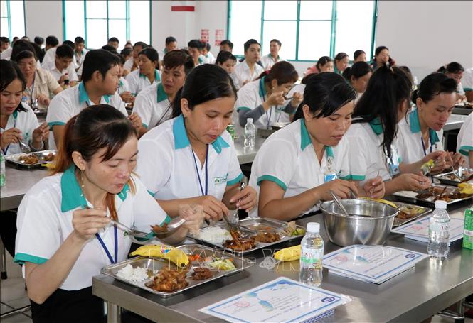 Công nhân lao động với “Bữa cơm Công đoàn” tại Công ty TNHH Tỷ Xuân (Khu công nghiệp Hòa Phú, xã Phú Quới, tỉnh Vĩnh Long). Ảnh: Phạm Minh Tuấn-TTXVN