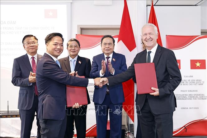 Chủ tịch Quốc hội Trần Thanh Mẫn chứng kiến Lễ trao biên bản ghi nhớ về hợp tác phát triển trung tâm tài chính quốc tế giữa Cục Đầu tư nước ngoài (Bộ Tài chính Việt Nam) và Hiệp hội Công nghệ tài chính Thụy Sĩ (Fintech Thụy Sĩ). Ảnh: Doãn Tấn – TTXVN