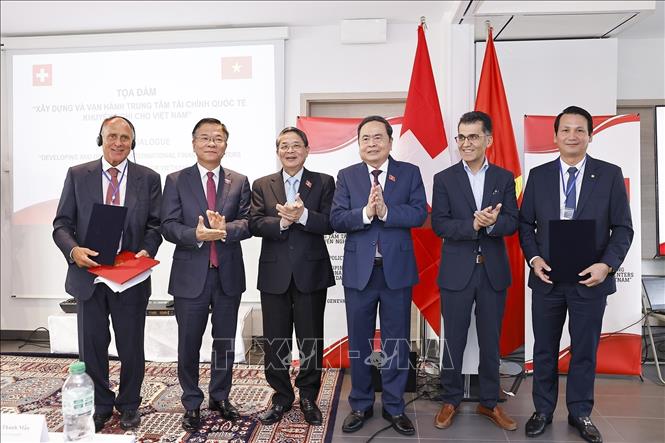 Chủ tịch Quốc hội Trần Thanh Mẫn chứng kiến Lễ trao biên bản ghi nhớ hợp tác giữa Ngân hàng Phát triển Việt Nam (VDB) và Công ty Dữ liệu Thwong mại Thụy Sĩ (TDM). Ảnh: Doãn Tấn – TTXVN