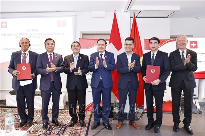 Chủ tịch Quốc hội Trần Thanh Mẫn chứng kiến Lễ trao biên bản ghi nhớ hợp tác giữa Cục Đầu tư nước ngoài (Bộ Tài chính Việt Nam) và Diễn đàn Kinh tế Thụy Sĩ - Việt Nam (SVEF). Ảnh: Doãn Tấn – TTXVN