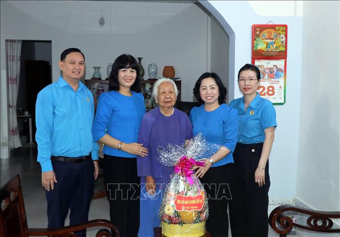 Phó Chủ tịch Thường trực Tổng Liên đoàn Lao động Việt Nam Thái Thu Xương đến thăm bà Đào Thị Biểu, nguyên Chủ tịch Liên đoàn Lao động tỉnh Vĩnh Long. Ảnh: Phạm Minh Tuấn-TTXVN