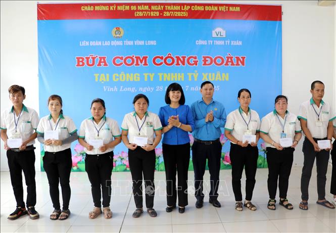 Trao trợ cấp cho đoàn viên có hoàn cảnh khó khăn tại chương trình. Ảnh: Phạm Minh Tuấn-TTXVN