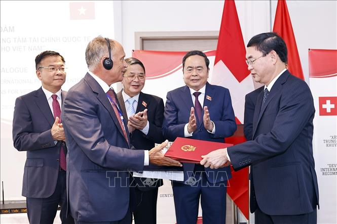 Chủ tịch Quốc hội Trần Thanh Mẫn chứng kiến Lễ trao biên bản ghi nhớ hợp tác giữa Cục Đầu tư nước ngoài (Bộ Tài chính Việt Nam) và Diễn đàn Kinh tế Thụy Sĩ - Việt Nam (SVEF). Ảnh: Doãn Tấn – TTXVN