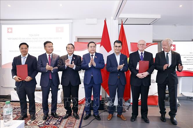 Chủ tịch Quốc hội Trần Thanh Mẫn chứng kiến Lễ trao biên bản ghi nhớ về hợp tác phát triển trung tâm tài chính quốc tế giữa Cục Đầu tư nước ngoài (Bộ Tài chính Việt Nam) và Hiệp hội Công nghệ tài chính Thụy Sĩ (Fintech Thụy Sĩ). Ảnh: Doãn Tấn – TTXVN