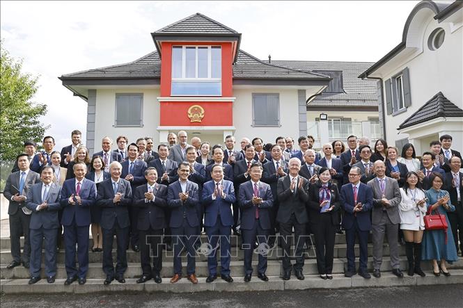 Chủ tịch Quốc hội Trần Thanh Mẫn và các đại biểu chụp ảnh chung. Ảnh: Doãn Tấn – TTXVN