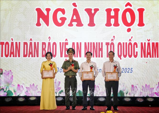 Trao Giấy khen của Giám đốc Công an tỉnh Bắc Ninh cho tập thể, cá nhân. Ảnh: Danh Lam -TTXVN