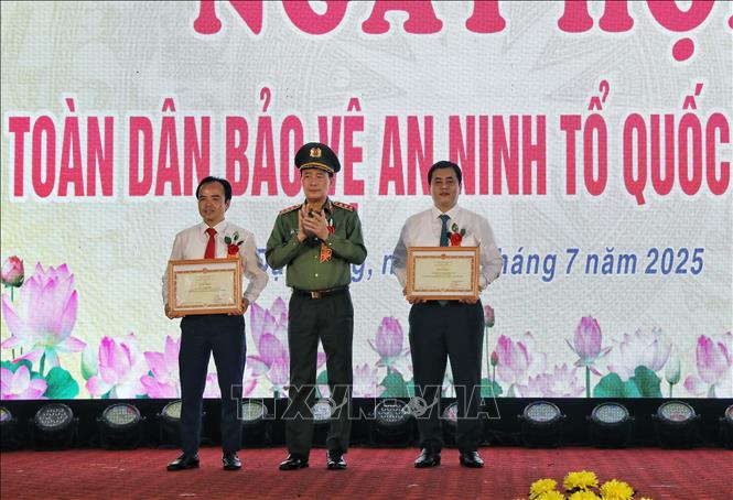 Đại diện Bộ Công an trao tặng Bằng khen của Bộ trưởng Bộ Công an cho cá nhân và tập thể xã Đại Đồng. Ảnh: Danh Lam -TTXVN