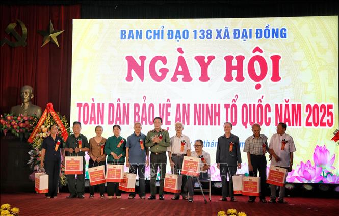 Trao quà cho các gia đình chính sách. Ảnh: Danh Lam -TTXVN
