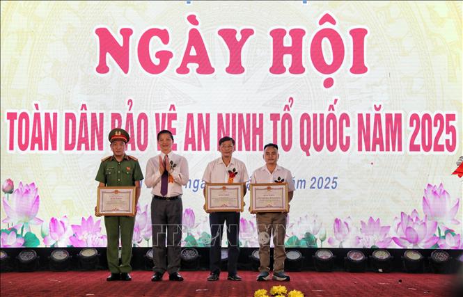 Trao Bằng khen của Chủ tịch UBND tỉnh Bắc Ninh cho tập thể, cá nhân. Ảnh: Danh Lam -TTXVN 