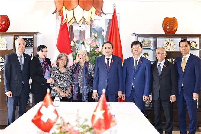 Chủ tịch Quốc hội Trần Thanh Mẫn và Chủ tịch Hội hữu nghị Thụy Sĩ – Việt Nam Anjuska Marija Weil chụp ảnh chung với các đại biểu. Ảnh: Doãn Tấn – TTXVN