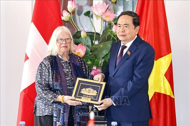 Chủ tịch Quốc hội Trần Thanh Mẫn tặng quà lưu niệm cho bà Anjuska Marija Weil, Chủ tịch Hội hữu nghị Thụy Sĩ – Việt Nam. Ảnh: Doãn Tấn – TTXVN