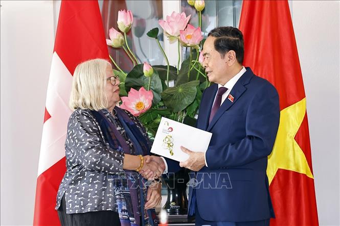 Bà Anjuska Marija Weil, Chủ tịch Hội hữu nghị Thụy Sĩ – Việt Nam trao quà lưu niệm tặng Chủ tịch Quốc hội Trần Thanh Mẫn. Ảnh: Doãn Tấn – TTXVN