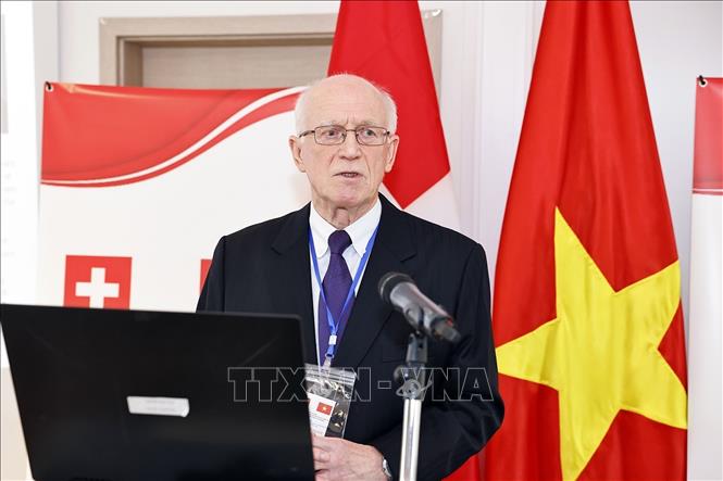 Ông Philip J. Weights, đồng Chủ tịch Hiệp hội Công nghệ tài chính Thụy Sĩ (Fintech Thụy Sĩ) phát biểu. Ảnh: Doãn Tấn - TTXVN