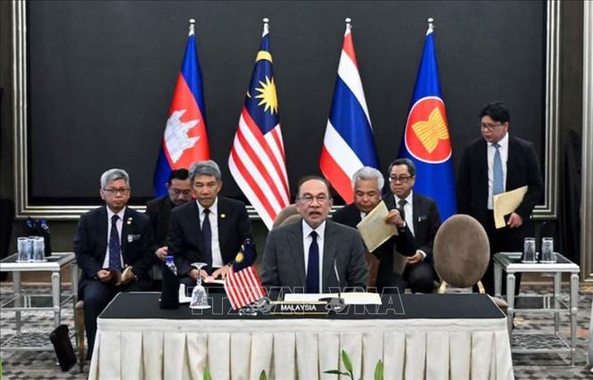 Thủ tướng Malaysia Anwar Ibrahim (phía trước) chủ trì cuộc đàm phán giữa Thủ tướng Campuchia Hun Manet và Quyền Thủ tướng Thái Lan Phumtham Wechayachai về thỏa thuận ngừng bắn ở khu vực biên giới hai nước, tại Putrajaya, ngày 28/7/2025. Ảnh: REUTERS/TTXVN