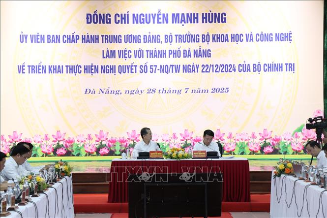 Bộ trưởng Bộ Khoa học và Công nghệ Nguyễn Mạnh Hùng làm việc với thành phố Đà Nẵng về tình hình triển khai Nghị quyết số 57-NQ/TW của Bộ Chính trị. Ảnh: Khoa Chương - TTXVN