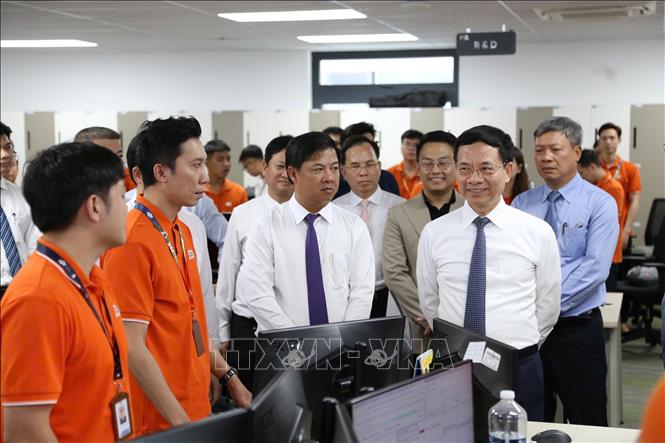 Bộ trưởng Bộ Khoa học và Công nghệ Nguyễn Mạnh Hùng thăm các công ty công nghệ tại thành phố Đà Nẵng. Ảnh: Khoa Chương - TTXVN