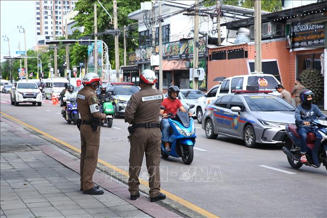Cảnh sát được triển khai gần hiện trường vụ xả súng ở Bangkok, Thái Lan ngày 28/7/2025. Ảnh: THX/TTXVN