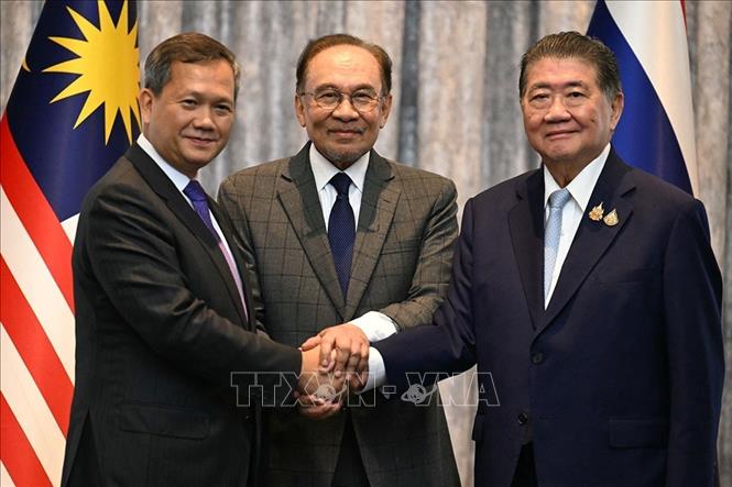 (Từ trái sang) Thủ tướng Campuchia Hun Manet, Thủ tướng Malaysia Anwar Ibrahim và Quyền Thủ tướng Thái Lan Phumtham Wechayachai trong cuộc họp báo tại Putrajaya (Malaysia), sau đàm phán về thỏa thuận ngừng bắn tại khu vực biên giới giữa Campuchia và Thái Lan, ngày 28/7/2025. Ảnh: Gulf News/TTXVN 
