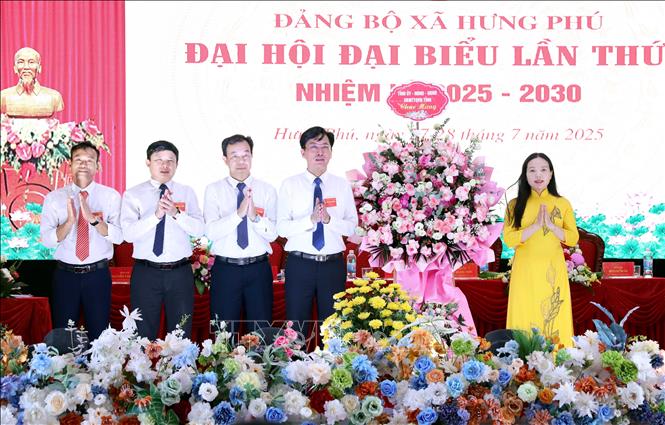 Lãnh đạo Ủy ban Mặt trận Tổ quốc tỉnh Hưng Yên tặng hoa chúc mừng Đại hội. Ảnh: Thế Duyệt - TTXVN