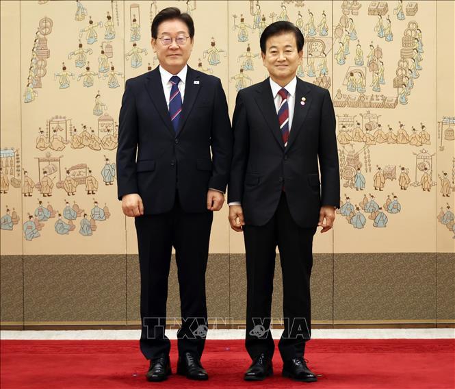 Tổng thống Hàn Quốc Lee Jae Myung (trái) và tân Bộ trưởng Thống nhất Chung Dong Young tại thủ đô Seoul ngày 28/7/2025. Ảnh: Yonhap/TTXVN