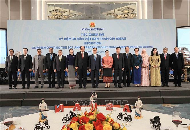 Phó Thủ tướng, Bộ trưởng Ngoại giao Bùi Thanh Sơn với các đại biểu. Ảnh: An Đăng - TTXVN