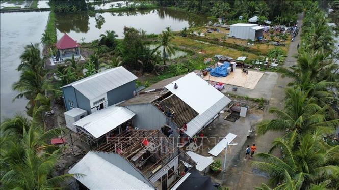 Lốc xoáy khiến 17 căn nhà của người dân xã Ninh Thạnh Lợi (Cà Mai) bị tốc mái. Ảnh: Huỳnh Anh - TTXVN