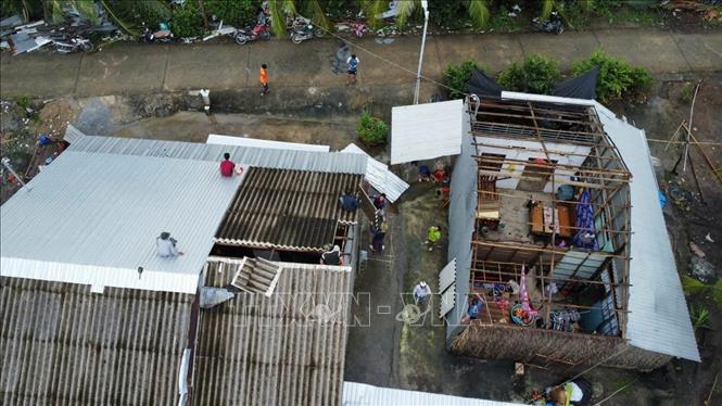 Lốc xoáy khiến 17 căn nhà của người dân xã Ninh Thạnh Lợi (Cà Mau) bị tốc mái. Ảnh: Huỳnh Anh - TTXVN