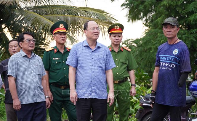 Bí thư Tỉnh uỷ Cà Mau Nguyễn Hồ Hải thăm các hộ dân bị thiệt hại nhà ở tại ấp Xẻo Dừng, xã Ninh Thạnh Lợi. Ảnh: Huỳnh Anh - TTXVN