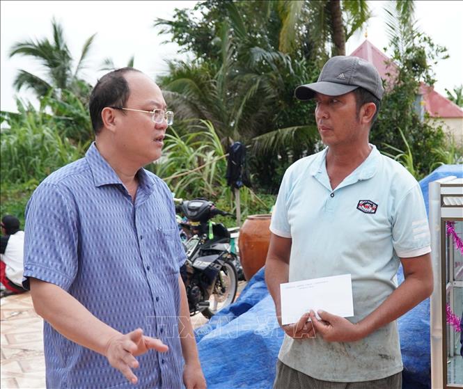 Bí thư Tỉnh uỷ Cà Mau Nguyễn Hồ Hải đến thăm, động viên và hỗ trợ cho hộ gia đình bị thiệt hại. Ảnh: Huỳnh Anh - TTXVN