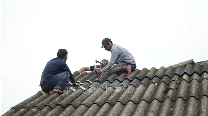 Các hộ dân đang khắc phục hậu quả, sửa chữa nhà ở để sớm ổn định cuộc sống. Ảnh: Huỳnh Anh - TTXVN