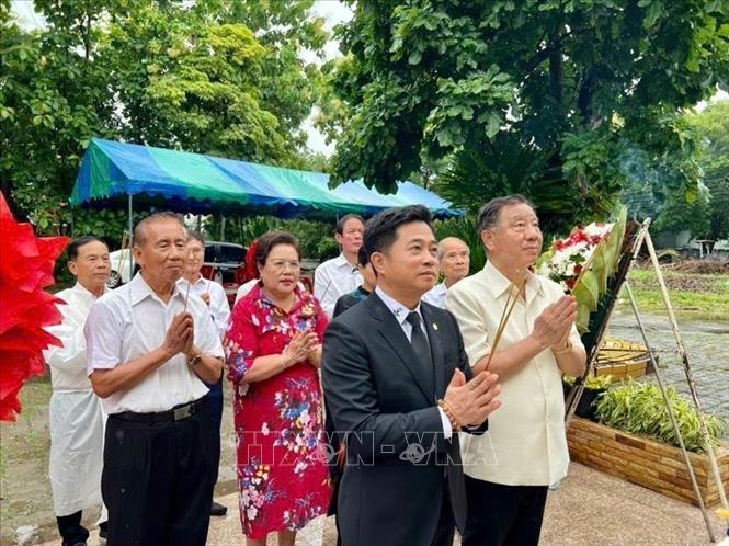 Cán bộ nhân viên Tổng lãnh sự quán Việt Nam tại Khon Kaen cùng kiều bào Việt Nam tại Thái Lan dâng hương tri ân các anh hùng liệt sỹ. Ảnh: TTXVN phát