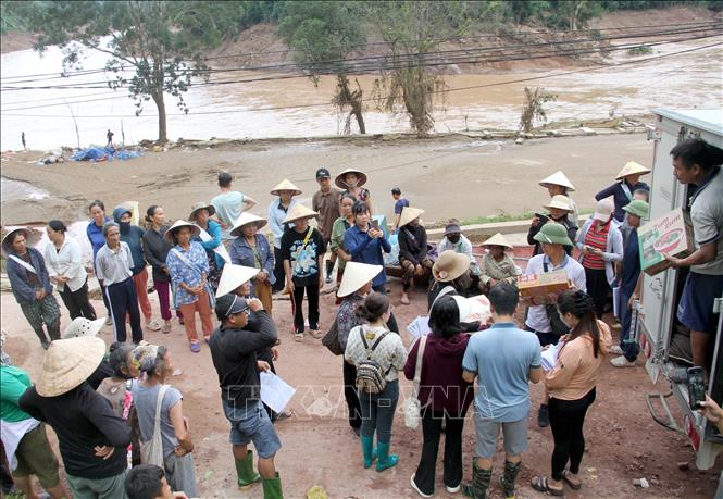 Các đoàn thiện nguyện trao nhu yếu phẩm và tiền mặt cho bà con bị lũ càn quét tại xã biên giới Mỹ Lý (Nghệ An). Ảnh: Văn Tý-TTXVN