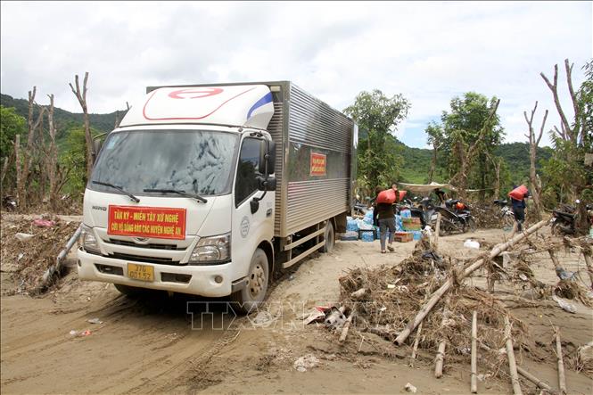 Một điểm cứu trợ bên Quốc lộ 7 tại xã Tương Dương (Nghệ An). Ảnh: Văn Tý-TTXVN