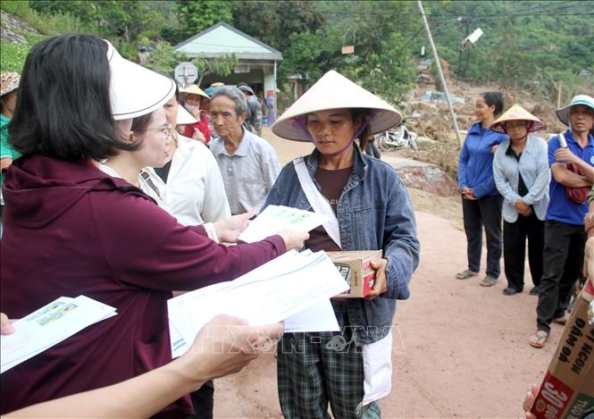 Các đoàn thiện nguyện trao nhu yếu phẩm và tiền mặt cho bà con bị lũ càn quét tại xã biên giới Mỹ Lý (Nghệ An). Ảnh: Văn Tý-TTXVN