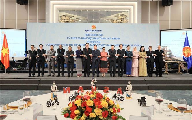 Phó Thủ tướng, Bộ trưởng Bộ Ngoại giao Bùi Thanh Sơn với các đại biểu. Ảnh: An Đăng - TTXVN