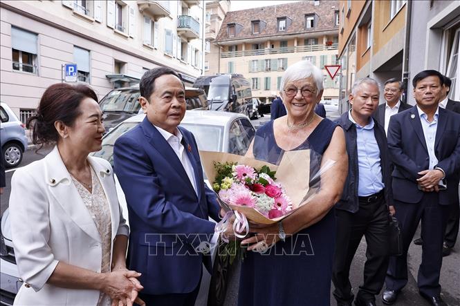 Vợ ông Jacques Savary đón Chủ tịch Quốc hội Trần Thanh Mẫn và Phu nhân Nguyễn Thị Thanh Nga đến thăm gia đình ông bà Jacques Savary. Ảnh: Doãn Tấn – TTXVN