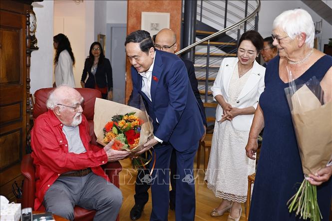 Chủ tịch Quốc hội Trần Thanh Mẫn và Phu nhân Nguyễn Thị Thanh Nga đến thăm gia đình ông bà Jacques Savary. Ảnh: Doãn Tấn – TTXVN