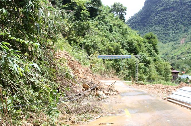 Quốc lộ 16 còn nhiều điểm sạt lở nguy hiểm. Ảnh: Văn Tý-TTXVN