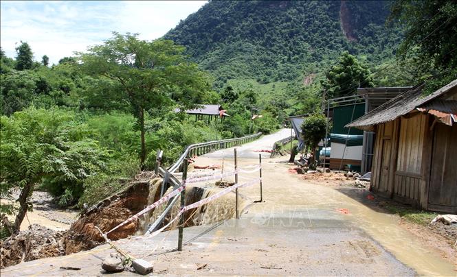 Một điểm sạt lở Quốc lộ 16 đoạn qua xã Bắc Lý rất nguy hiểm. Ảnh: Văn Tý-TTXVN