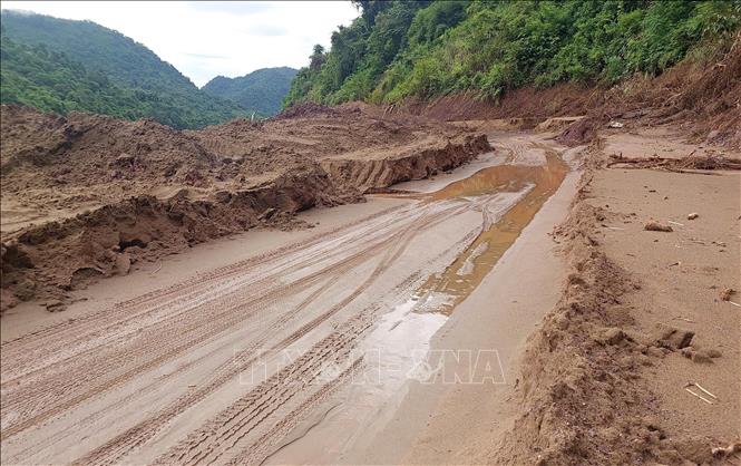 Một điểm sạt lở taluy dương đoạn từ xã Mỹ Lý đi Nhôn Mai. Ảnh: Văn Tý-TTXVN
